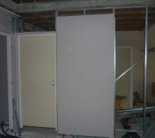 Tout est fait en plaques de Ba13 à l'exception de l'espace salle de bain sur les parties en contact avec de l'eau -paroies de la douche, baignoire et autour du plan vasque. Ces espaces sont réalisés en plaques hydrofuges qualité marine, pré-peintes en blanc également. C'est le coté en contact avec l'isolant qui est vert !