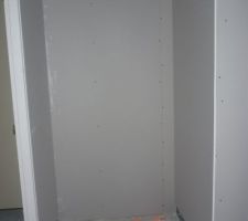 Tout est fait en plaques de Ba13 à l'exception de l'espace salle de bain sur les parties en contact avec de l'eau -paroies de la douche, baignoire et autour du plan vasque. Ces espaces sont réalisés en plaques hydrofuges qualité marine, pré-peintes en blanc également. C'est le coté en contact avec l'isolant qui est vert !
