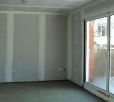 Placo dans le salon avec baie vitrée de 2m40 a galandage.