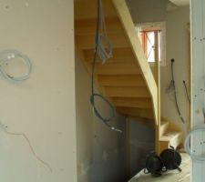 Placo posé avec escalier en bois exotique avec cablâges électrique en cours