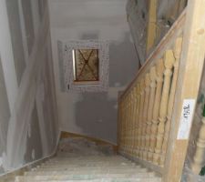 Le garde corps de l'escalier était a moitié protégé pendant les travaux, du coup il était salle d'enduit...Bravo Maison Bell !