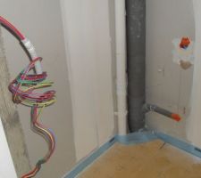 Tuyau a découvert salle d'eau du rdc.