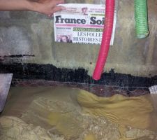 D&eacute;but des vacances (30 juillet 2011), apr&egrave;s avoir r&eacute;aliser un trou b&eacute;ant pour d&eacute;buter l'isolation ext&eacute;rieur, tout le monde part en vacance et l'eau et la boue s'engouffre par les tuyaux... Magnifique....10cm de boue....