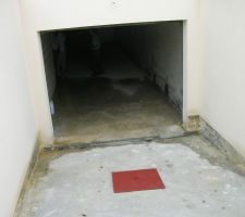 Enduit termin&eacute; : humidit&eacute; apparent en bas des murs gauche et droit de la descente de garage et dalle...