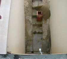 Apr&egrave;s enduit une vue plongeante vers l'escalier.