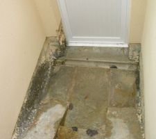 Apr&egrave;s l'enduit la partie basse porte de service.. &eacute;tant toujours humide en permanence, ils n'ont put mettre l'enduit....C'est beau n'est ce pas...? Voir photo de camouflage par la suite...