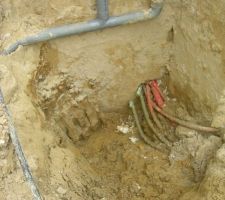 Problème d'infiltration par le sous-sol alors après un longue période d'attente...Merci de votre rapidité Maison Bell... Il font appel a leur terrassier favori pour réaliser un trou pour y remédier...Enfin tous le mois aout sous la flotte avec entré d'eau par les tuyaux vers le tableau électrique a l'arrière du mur...
