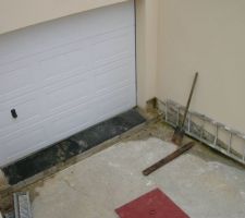 Humidit&eacute; permanente en bas des murs de la descente de garage...