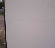 Fissures du pignon. Mon constructeur trouve ces fissures "normales" et il ne veut rien faire pour corriger se problème.