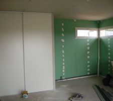 Chambre du haut en cours, avec WC camouflé et salle d'eau au fond