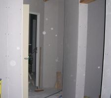 Petit couloir vers chambre salle d'eau