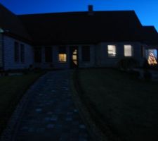 La maison et le sapin illuminé au lever du jour