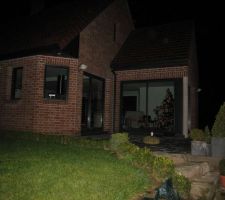 Le sapin illuminé dans la baie d'angle 3