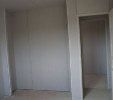 Une chambre avec placard