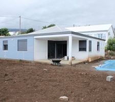 Vu de la facade avant avec la piscine