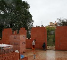 Premier fenêtre salon, porte entrée, bureau et les 2 chambres pour les enfants