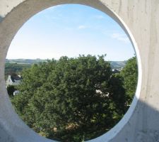Oeil de boeuf de la suite parentale...Aujourd'hui la vue est plus dégagée il n'y a plus le chêne....