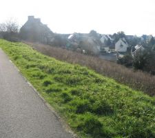 Un morceau du terrain (2800m2) sur toute la rue...