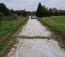 Pose du g&eacute;otextile pour le rev&ecirc;tement du chemin d'acc&egrave;s