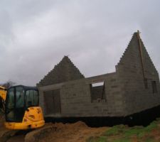 Remblaiement des terres autour du pavillon avant l'arrivée de la charpente