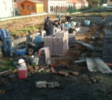 Montée des "6 tas" du vide sanitaire n°3
6 maçons travaillent en même temps : ca avance vite !!