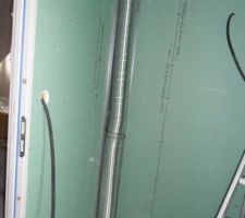 Conduit de hotte qui passe dans la salle de bain, et qui sera coffret demain