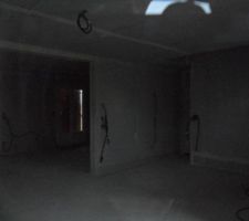 1/12. vue sur salon salle à manger cuisine et à droite le côté ou il y aura l'escalier