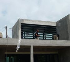 Pose des brises soleil côté jardin