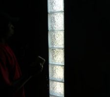 Pose des briques en verre dans la salle de bain