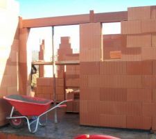 L'entr&eacute;e avec la fen&ecirc;tre des WC