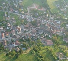 Vue a&eacute;rienne de Roderen, avec lotissement du Kirchacker en arri&egrave;re plan et notre terrain d&eacute;limit&eacute; par le trait rouge.