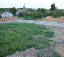 Notre parcelle, avec vue sur le clocher de l'&eacute;glise de Roderen.