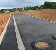 22 juillet 2011, la premi&egrave;re couche d'enrob&eacute; est pos&eacute;e.