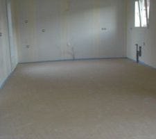 La chape coulée dans la cuisine...