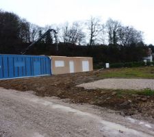 Vue depuis le fond du jardin, avec la réservation pour la future cabane de jardin