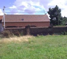 Mur de l'entr&eacute;e du terrain qui sera cass&eacute; sur 6 m&egrave;tres pour l'acc&egrave;s au chantier
