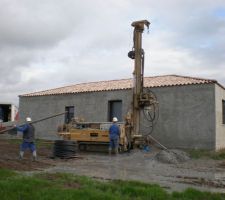 1er forage pour la géothermie, ils ont trouvé une source....