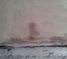 Humidit&eacute; derri&egrave;re le mur du sous-sol....
