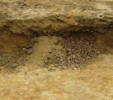 Un gros tas de pierres a été decouvert lors du terrassement,on dirai un ancien puit qui a été comblé de pierres....