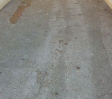 Humidit&eacute; stagnante au bas de la descente de garage et rendu visible aussi via fissure...