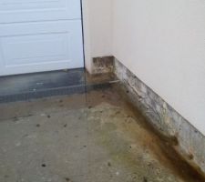 L'eau remonte.... on remarque les salissures de l'humidit&eacute; stagnante(marron) cot&eacute; droit....(avec petite pipette grise pvc)