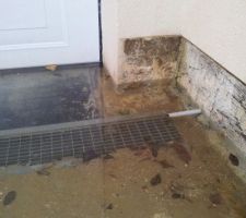 D&egrave;s que la pompe ne fonctionne plus ...
L'eau remonte tr&egrave;s rapidement dans le sous-sol......
Avec en dessous de la dalle "1ere" et de la porte de garage un tuyau qui draine l'eau...