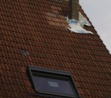 Et la cheminée deyors! les trous sont bouchés vite fait avec des restes de plastiques. Vive les 3 jours de grosses pluie qu'on vient de passer!