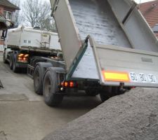 Livraison du sable pour la chape! Chapeau au chauffeur du camion qui a reussi a rentré avec la remorque!!! C'etait vraiment très serré!!!