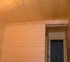 Couloir de l'&eacute;tage : tout lambris !