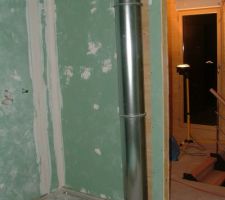 Tuyau de la chemin&eacute;e dans la salle de bain