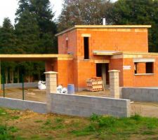 Le toit est termin&eacute; et les fen&ecirc;tres vont pas tard&eacute; &agrave; arriver.