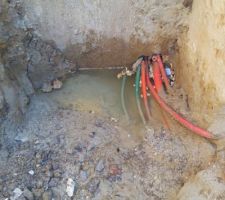 Un trou b&eacute;ant a &eacute;t&eacute; laisser pendant 1 mois avant de faire une v&eacute;ritable &eacute;tanch&eacute;it&eacute; obligatoire d&egrave;s le d&eacute;but....
L'eau de la pluie s'est engouffr&eacute;e a l'int&eacute;rieur et puis &agrave; envahi le sous-sol.