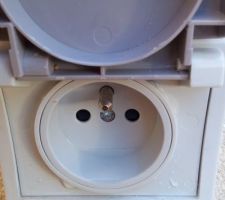 A l'ouverture, la Prise doit &ecirc;tre &eacute;tanche ou pas ???Car l'eau est rentr&eacute; ...