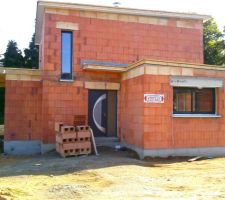 Enfin les fenêtres et la porte d'entrée sont installées